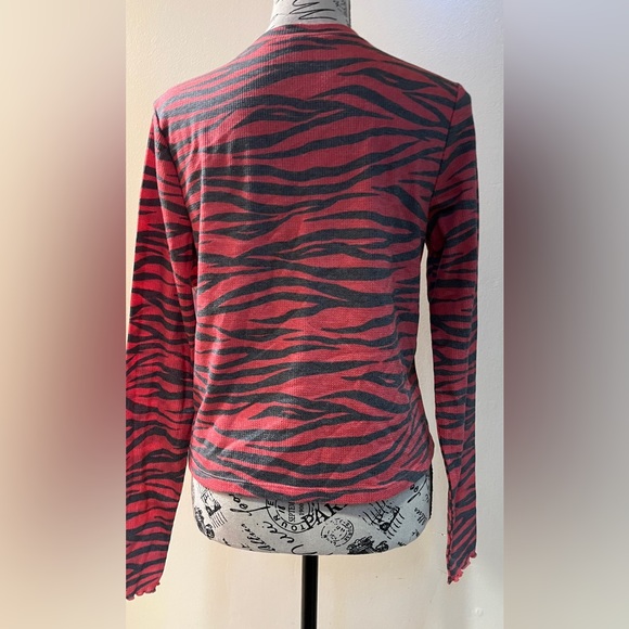 Long Sleeve Crop Top - Picture 2 of 4